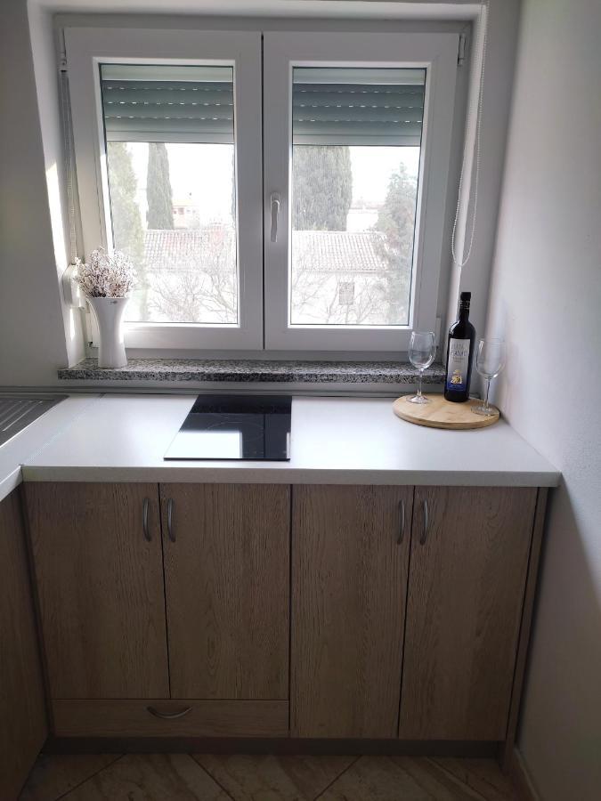 Three Lions Apartment Number 2 Пула Екстериор снимка