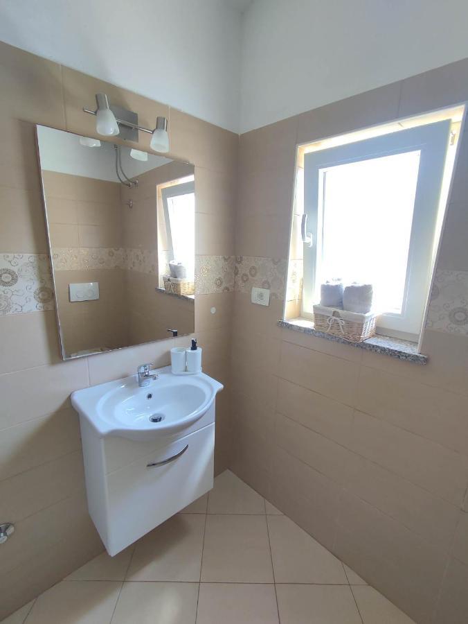 Three Lions Apartment Number 2 Пула Екстериор снимка
